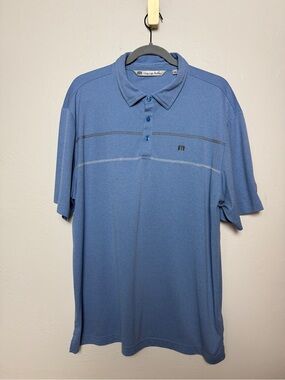 travis mathew men’s short sleeve polo in blue